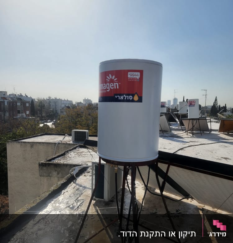 דוד שמש מותקן על גג עם תווית "סולארי"